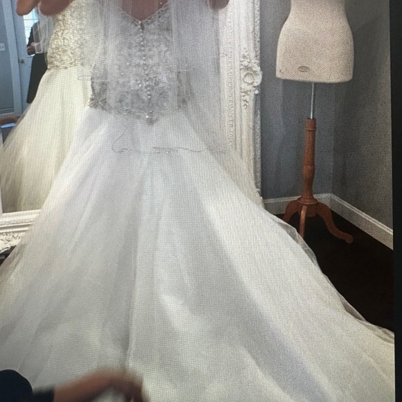 NEW❗️Pronovias - Bonanza wedding gown IVORY.  never been worn, Sample.  Size 10 - Picture 6 of 15